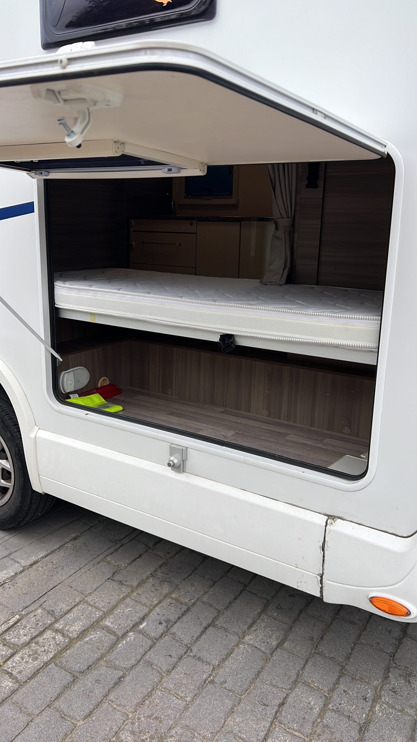 4B151CE6-2584-43F8-B930-34156F7ED1A3