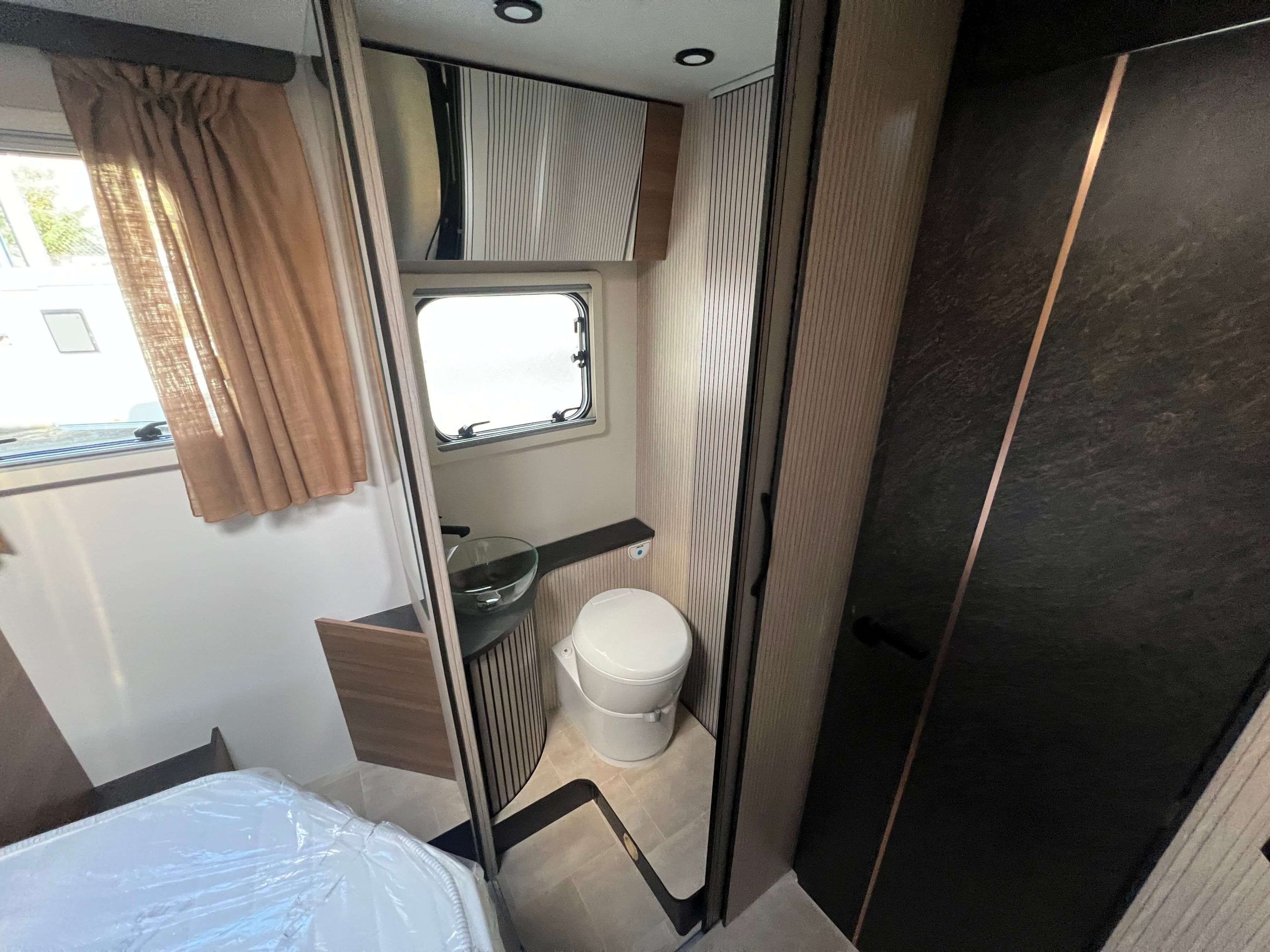 AURTOCARAVANA RIMOR SARUS 66 PLUS (15)