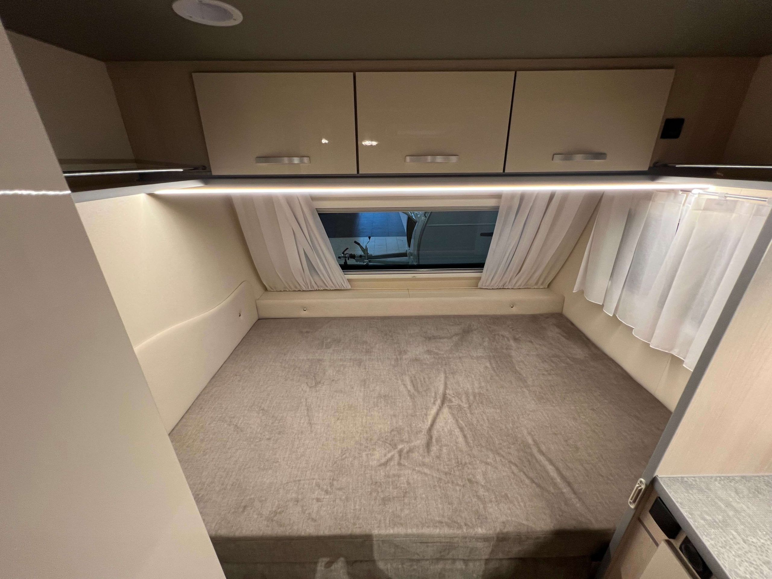 CARAVANA ACROSS PREMIUM 375 CP LW -750KG (8)