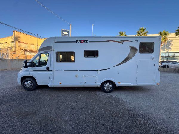 【カーバンクル】 AUTO PILOTE ESSENTIEL 746 GJ | Caravanas 1000
